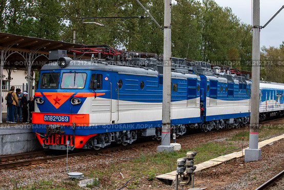 Петергоф. Вокзал. Экспозиция РЖД. электровоза ВЛ82м-069. Редакционное фото, фотограф Литвяк Игорь / Фотобанк Лори