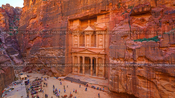 Petra, Wadi Musa, Jordan - Mar 06 2023, aerial view of Al-Khazneh tomb, symbol of the city of Petra, Wadi Musa, Jordan. Стоковое фото, фотограф Сергей Богомяко / Фотобанк Лори