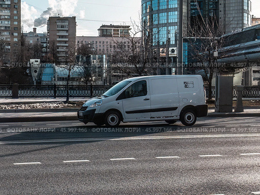 Peugeot Expert LCV rides on the city road. White delivery van in motion. Редакционное фото, фотограф Константин Григорьев / Фотобанк Лори