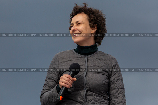 Певица Юлия Чичерина выступает на концерте в городе Москве, Россия (2022 год). Редакционное фото, фотограф Николай Винокуров / Фотобанк Лори