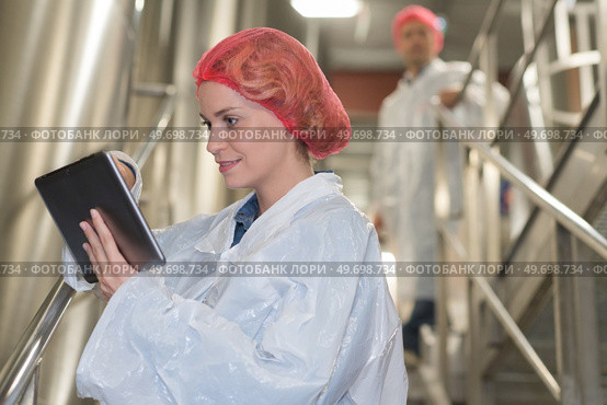 pharmaceutical researcher making dissolution test. Стоковое фото, агентство Ingram Publishing / Фотобанк Лори