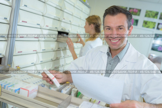 pharmacist presenting ranging medication. Стоковое фото, агентство Ingram Publishing / Фотобанк Лори