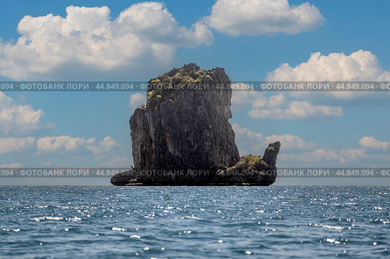 Phi Phi Le Islands, Krabi Province. Amazing nature scenic landscape with boat for traveler. Beautiful seascape. Tourist on Long tail boat trip. Tourism destination place Asia. Стоковое фото, фотограф Павел Муравьев / Фотобанк Лори
