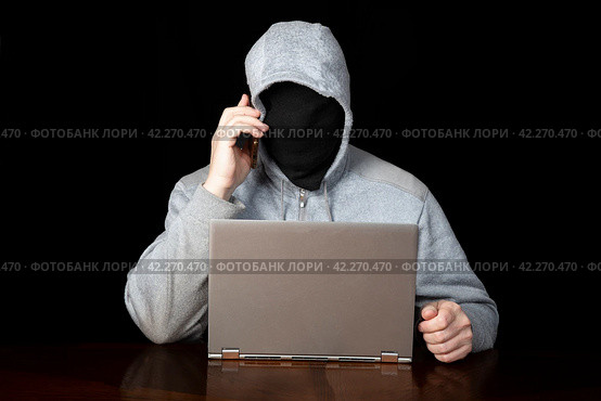 Phone fraud.Talking to phone scammers. Withdrawal of money via the Internet. Стоковое фото, фотограф Александр Поташев / Фотобанк Лори