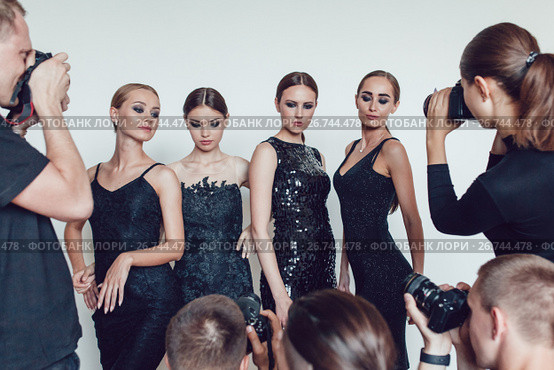 Photographers paparazzi take photos of women in cocktail dresses. Стоковое фото, фотограф Женя Канашкин / Фотобанк Лори
