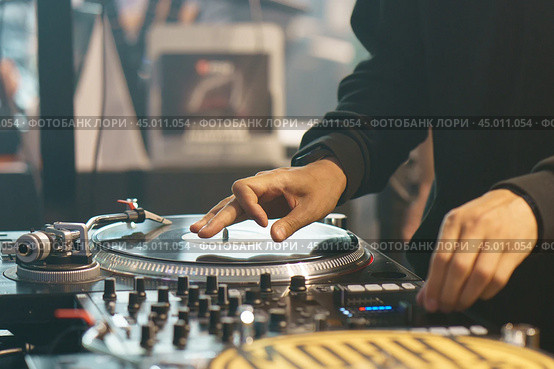 Photography of the modern premium stage mixed board / desk with vinyl turntable and vinyl plate. Close frontal view. Стоковое фото, фотограф YuryKara / Фотобанк Лори