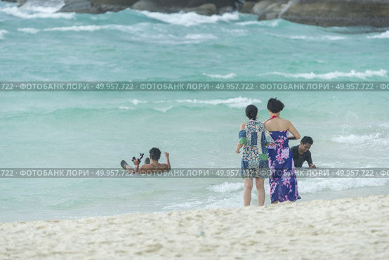 Phuket, THAILAND - JANUARY 4, 2017. A tourist wearing a bikini swim in the sea in Phuket. Редакционное фото, агентство Ingram Publishing / Фотобанк Лори