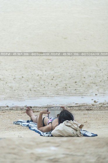 Phuket, THAILAND - JANUARY 4, 2017. A tourist wearing a bikini swim in the sea in Phuket. Редакционное фото, агентство Ingram Publishing / Фотобанк Лори