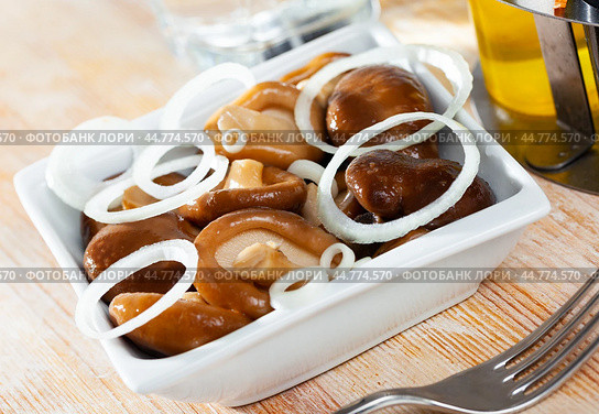 Pickled shiitake mushrooms with onion. Стоковое фото, фотограф Яков Филимонов / Фотобанк Лори