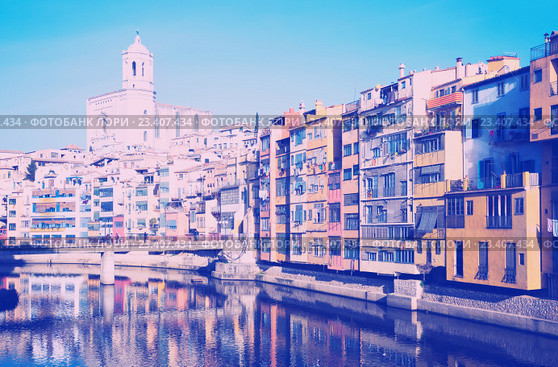 picturesque houses and church on river Onyar in Gerona. Стоковое фото, фотограф Яков Филимонов / Фотобанк Лори