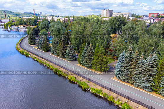 Picturesque summer view of the embankment of the city of Nizhny Tagil. Russia (2023 год). Стоковое фото, фотограф Евгений Ткачёв / Фотобанк Лори