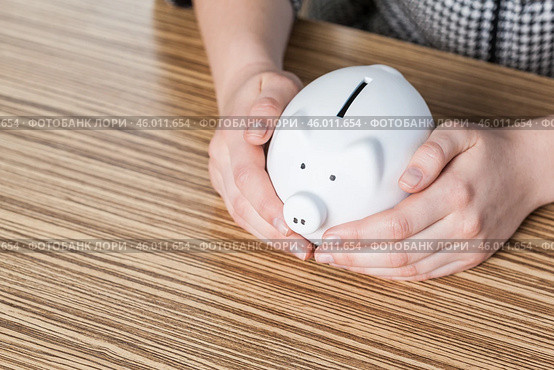 Piggy bank protected by hands. Стоковое фото, фотограф Сергей Толмачёв / Фотобанк Лори