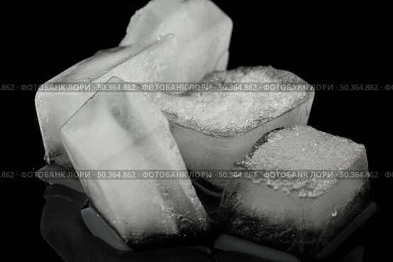 pile ice cubes front view. Стоковое фото, агентство Ingram Publishing / Фотобанк Лори