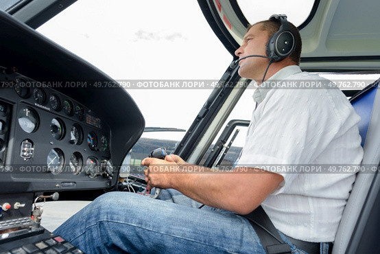 pilot in cockpit of helicopter during flight. Стоковое фото, агентство Ingram Publishing / Фотобанк Лори