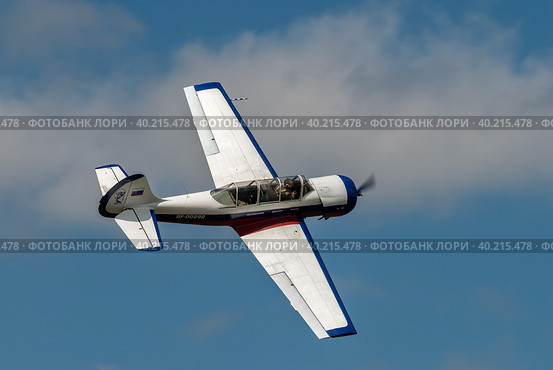 Pilotage airplane Yak-52 in show program (2008 год). Редакционное фото, фотограф Сергей Буторин / Фотобанк Лори