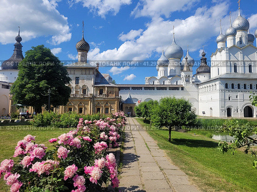 Пионы в Ростовском кремле (2023 год). Редакционное фото, фотограф Рена Петровская / Фотобанк Лори