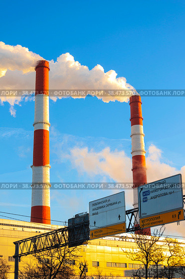 Pipes of a thermal power plant on Volgogradsky Prospekt in Moscow on a winter morning on 07.12.2022. Редакционное фото, фотограф Ярославский Максим / Фотобанк Лори