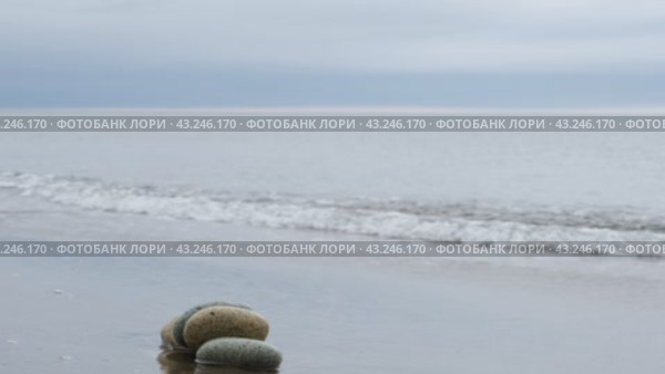 Пирамида из камней на берегу моря рушится от набегающей волны. Нарушение баланса. Стоковое видео, видеограф Эльвира  Трощенкова / Фотобанк Лори