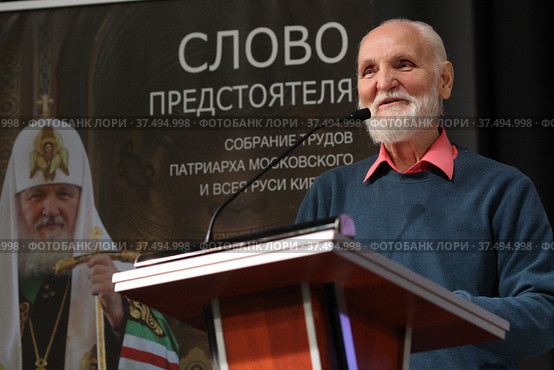Писатель Владимир Николаевич Крупин. Прозаик, публицист, редактор, педагог на встрече со школьниками. (2022 год). Редакционное фото, фотограф Дмитрий Неумоин / Фотобанк Лори
