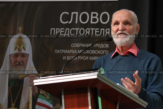 Писатель Владимир Николаевич Крупин. Прозаик, публицист, редактор, педагог на встрече со школьниками. (2022 год). Редакционное фото, фотограф Дмитрий Неумоин / Фотобанк Лори