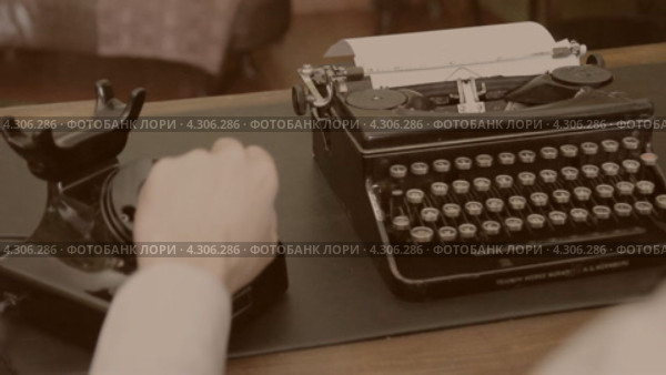 Письменный стол. Старинная печатная машинка, старый телефон. Сепия. Стоковое видео, видеограф Mikhail Erguine / Фотобанк Лори