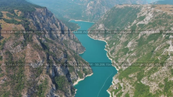 Piva river canyon aerial Montenegro. Стоковое видео, видеограф Михаил Коханчиков / Фотобанк Лори