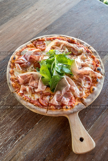 pizza parma ham and rocket salad on wooden table. Стоковое фото, агентство Ingram Publishing / Фотобанк Лори