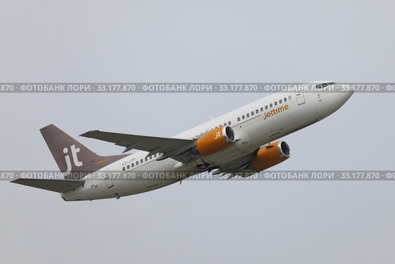 Plane taking off. Стоковое фото, фотограф Péter Gudella / Smarterpix / Фотобанк Лори