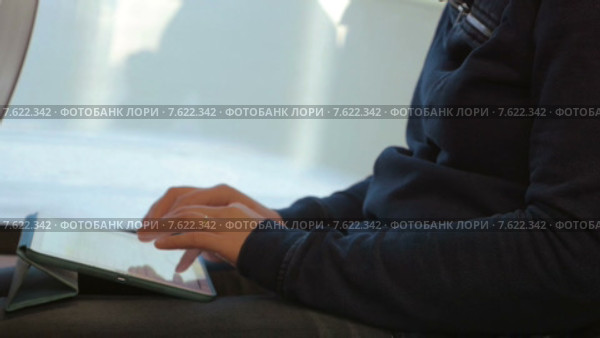 Планшет - легкий способ оставаться на связи во время поездки. Стоковое видео, видеограф Данил Руденко / Фотобанк Лори