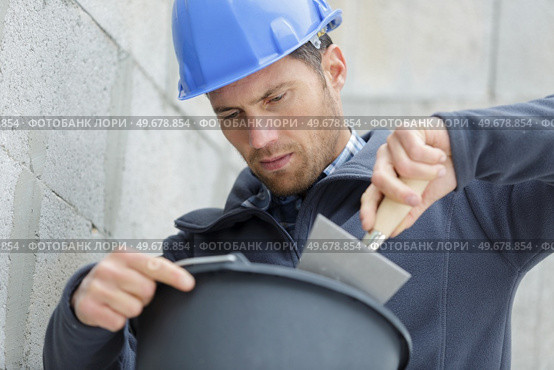 plaster inside bucket for wall renovation. Стоковое фото, агентство Ingram Publishing / Фотобанк Лори