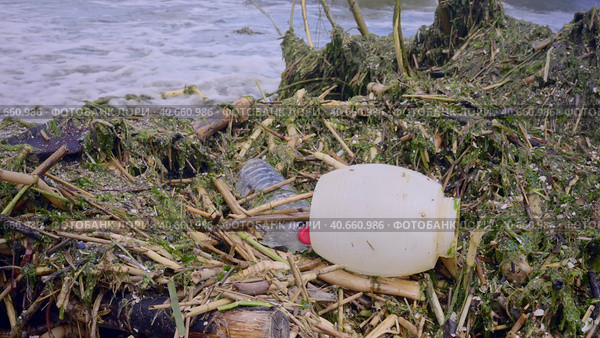 Plastic and other drifting debris has reached Black Sea beaches in Odessa, Ukraine. Environmental disaster caused by the explosion of Kakhovka Hydroelectric Power Plant dam, Close-up. Стоковое фото, фотограф Некрасов Андрей / Фотобанк Лори