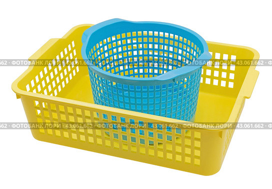 Пластиковая корзина на белом фоне. Empty plastic basket isolated on white background. Стоковое фото, фотограф Татьяна Д / Фотобанк Лори