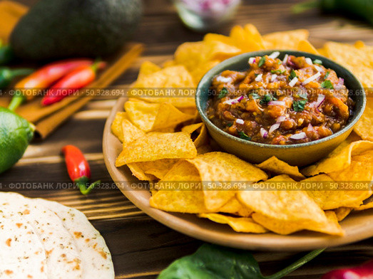 plate nachos with salsa dip. High resolution photo. plate nachos with salsa dip. High quality photo. Стоковое фото, агентство Ingram Publishing / Фотобанк Лори