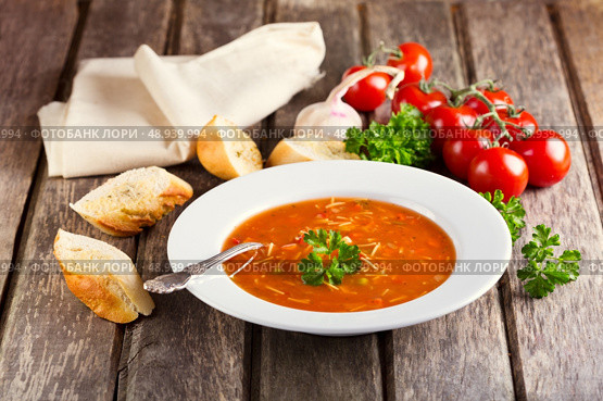 plate of Minestrone Soup on wooden background. Стоковое фото, агентство Ingram Publishing / Фотобанк Лори
