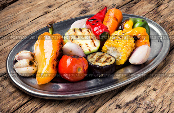 plate with grilled vegetables. grilled vegetables on a fashionable metal plate. Стоковое фото, агентство Ingram Publishing / Фотобанк Лори