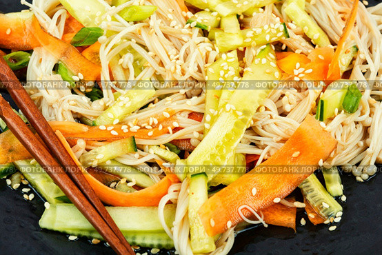 Plate with salad of enoki mushrooms and vegetables. National Chinese food. Flammulina velutipes salad. Close up.. Enoki mushroom spicy salad, macro. Стоковое фото, агентство Ingram Publishing / Фотобанк Лори