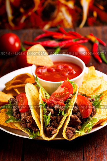 plate with taco, nachos chips and tomato dip. Стоковое фото, агентство Ingram Publishing / Фотобанк Лори