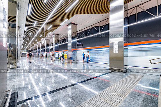 Платформа  станции метро "Косино". Москва. (2019 год). Редакционное фото, фотограф Игорь Рожков / Фотобанк Лори