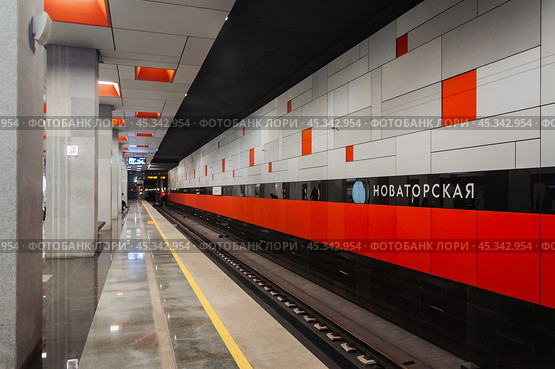Платформа станции метро "Новаторская" Троицкой линии. Редакционное фото, фотограф Алёшина Оксана / Фотобанк Лори