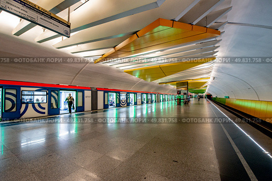 Платформа  станции метро "Тропарево". Москва. (2019 год). Редакционное фото, фотограф Игорь Рожков / Фотобанк Лори