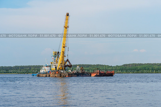 Плавкран №71 КПЛ-16-30 с баржей и буксиром на реке Кама. Редакционное фото, фотограф Ирина Старкова / Фотобанк Лори