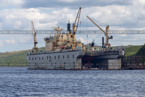 Плавучий док ПД-0002 у причала ФГУП "Атомфлот" в Мурманске (2013 год). Редакционное фото, фотограф Алексей Шматков / Фотобанк Лори