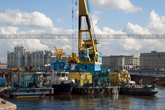 Плавучий кран "Черноморец-31" на Неве. Санкт-Петербург (2014 год). Редакционное фото, фотограф Александр Щепин / Фотобанк Лори