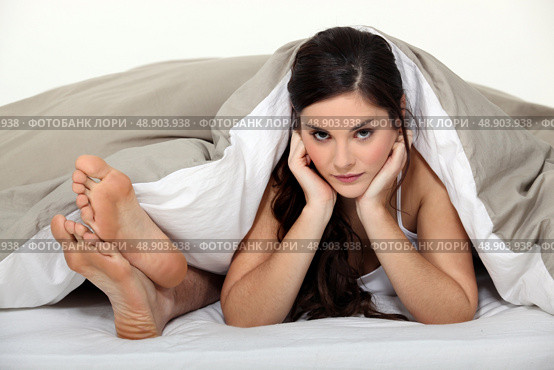 Playful couple in bed. Стоковое фото, агентство Ingram Publishing / Фотобанк Лори
