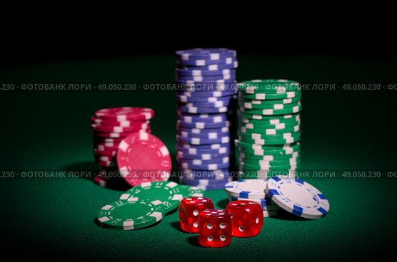 Playing chips and dices on green table. Стоковое фото, агентство Ingram Publishing / Фотобанк Лори