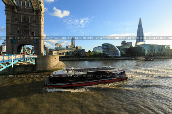 pleasure boat passes under the Tower Bridge. City Hall, Shard, London, evening (2017 год). Редакционное фото, фотограф Ирина Мойсеева / Фотобанк Лори