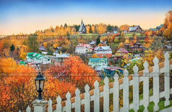 Плесский вид на гору Левитана. View of Levitan Mountain with a church (2019 год). Стоковое фото, фотограф Baturina Yuliya / Фотобанк Лори