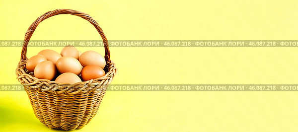 Плетёная корзина с коричневыми куриными яйцами. полезный продукт, белковая еда. фон для оформления к празднику Пасха. генератор искусственного интеллекта, ИИ, изображение нейронной сети. Стоковое AI-изображение, AI-художник Алёна Мостович / Фотобанк Лори