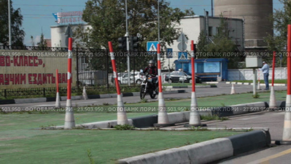 Площадка для обучения в автошколе, вождение мотоцикла (2016 год). Редакционное видео, видеограф Кекяляйнен Андрей / Фотобанк Лори