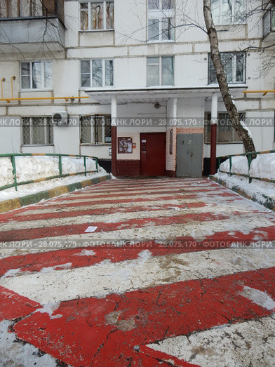 Площадка для спецтехники около жилого дома. Двенадцатиэтажный блочный жилой дом серии II-18-01/12 (1968 г.). Союзный проспект, 20 корпус 1. Район Новогиреево. Город Москва (2018 год). Редакционное фото, фотограф lana1501 / Фотобанк Лори
